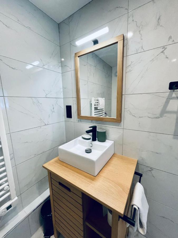 * Adelaide * Opera * Apartment *